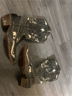 Vintage Distressed Black Western Cowboy Boots with Cream Embroidery